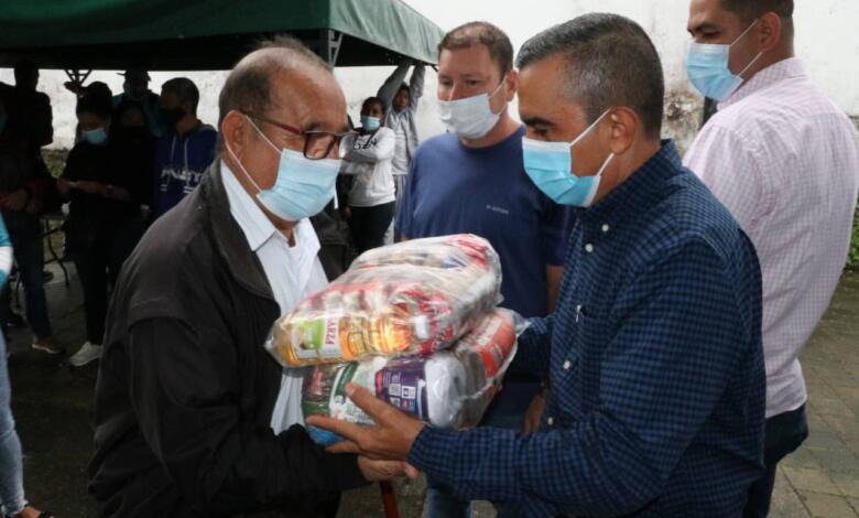 Alcalde de Dosquebradas entrega ayudas a habitantes de La Esneda