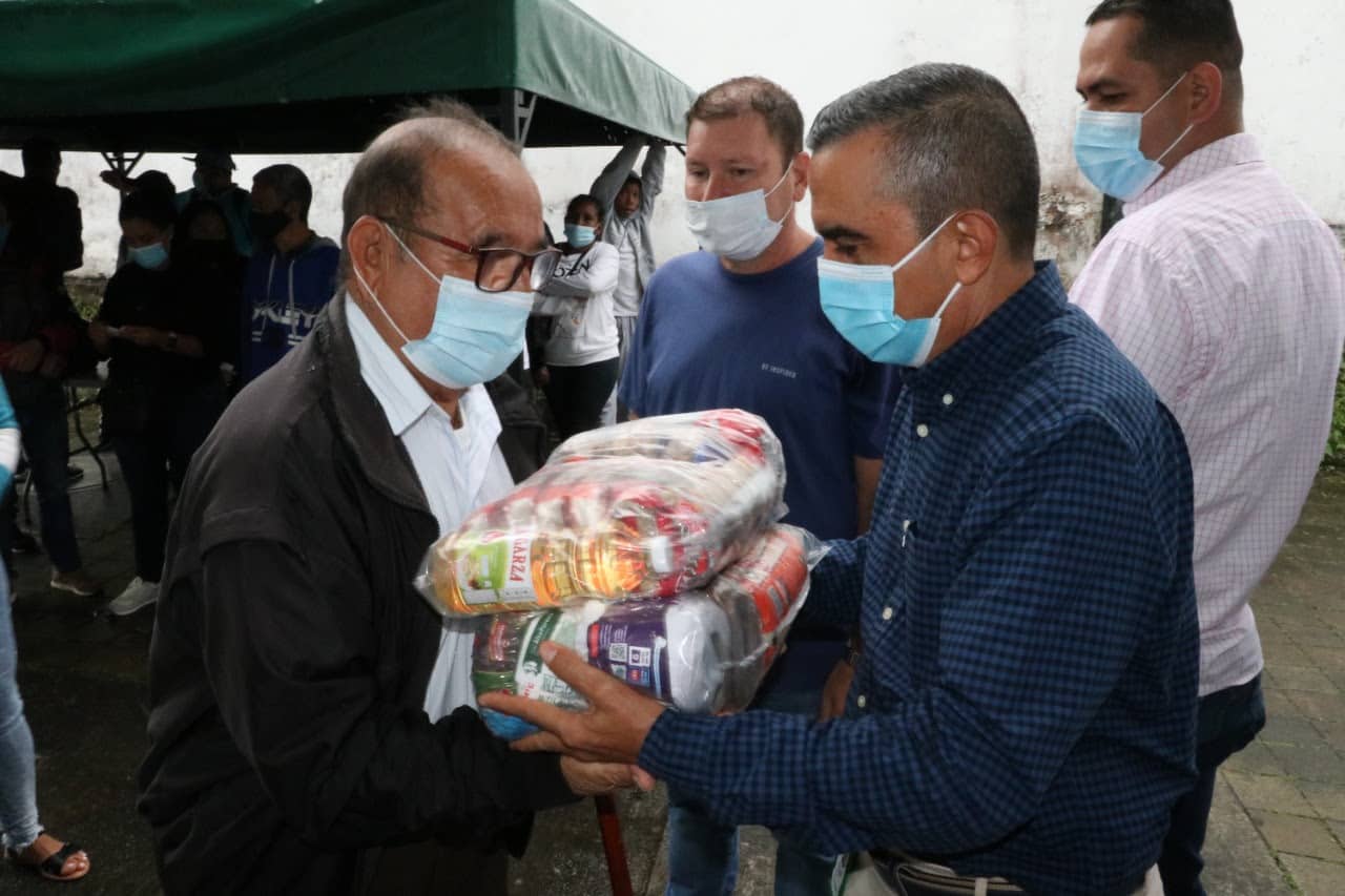 Alcalde de Dosquebradas entrega ayudas a habitantes de La Esneda