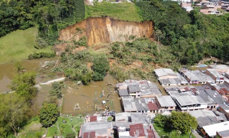 Desbordamiento de río causado por el deslizamiento de tierra en Santa Rosa de Cabal