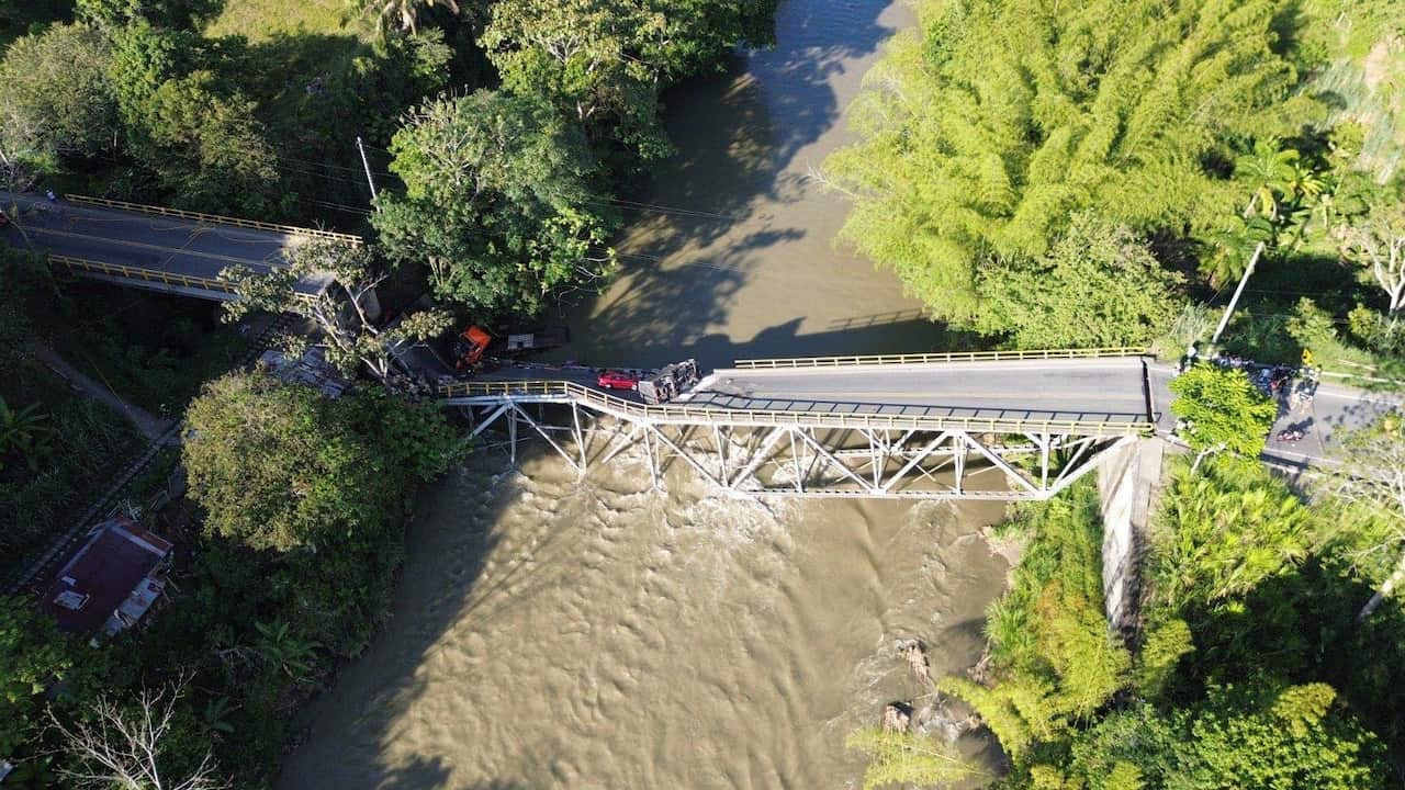 Puente El Alambrado sobre el río La Vieja colapsó