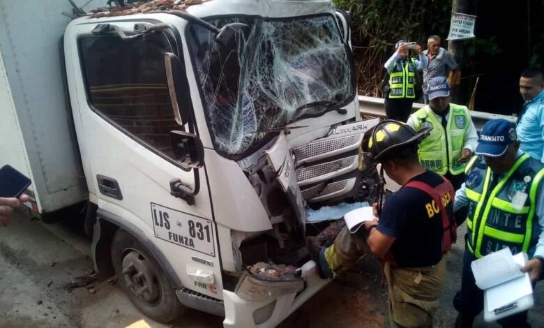 Camión accidentado en la vía Alcalá-Cartago
