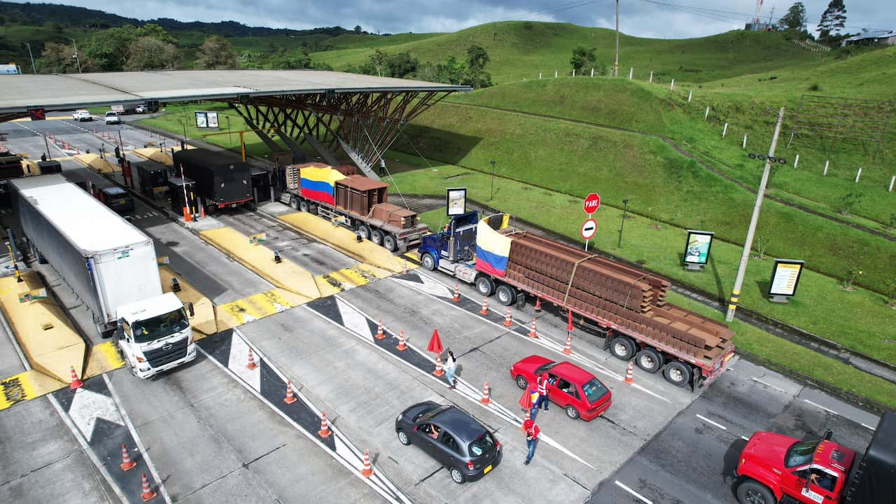 Estructura para nuevo puente El Alambrado es transportada desde Girardota Antioquia